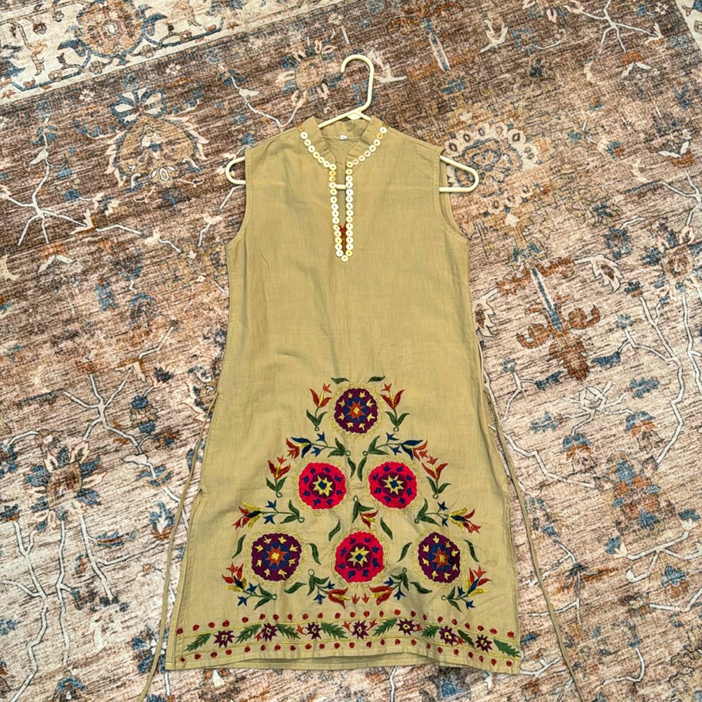 Embroidered long top with neck details side zipper linen, no stretch size small